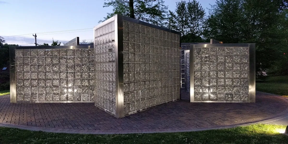 Keeping Tabs — escultura del Holocausto (Community Day School) — foto 10