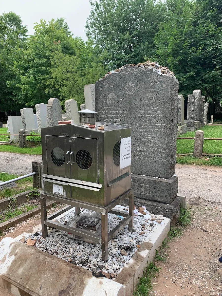 Kever de Rabbi Yehuda Tzvi Steiner — foto 3