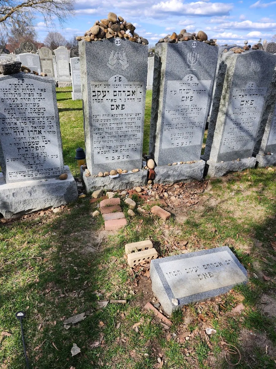 Kever del Rabino Avrohom Yaakov Pam — foto 2