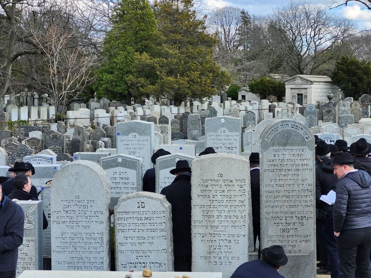 Kever del Rabino Yaakov Kamenetsky