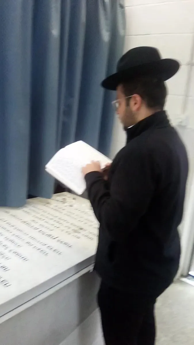 Kever del Rosh Yeshivá de Manchester, Rav Yehuda Segal
