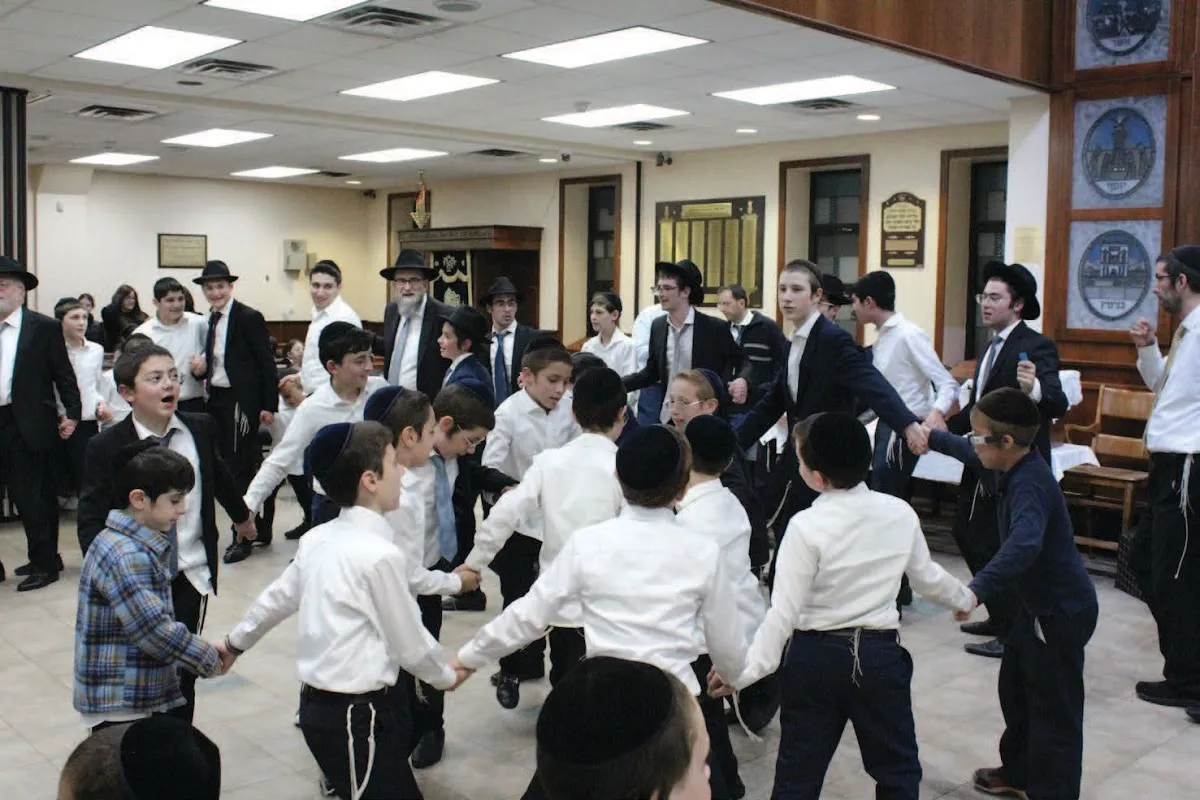 Khal Adas Yereim - Rabbi Teitelbaum's Shul — photo 9
