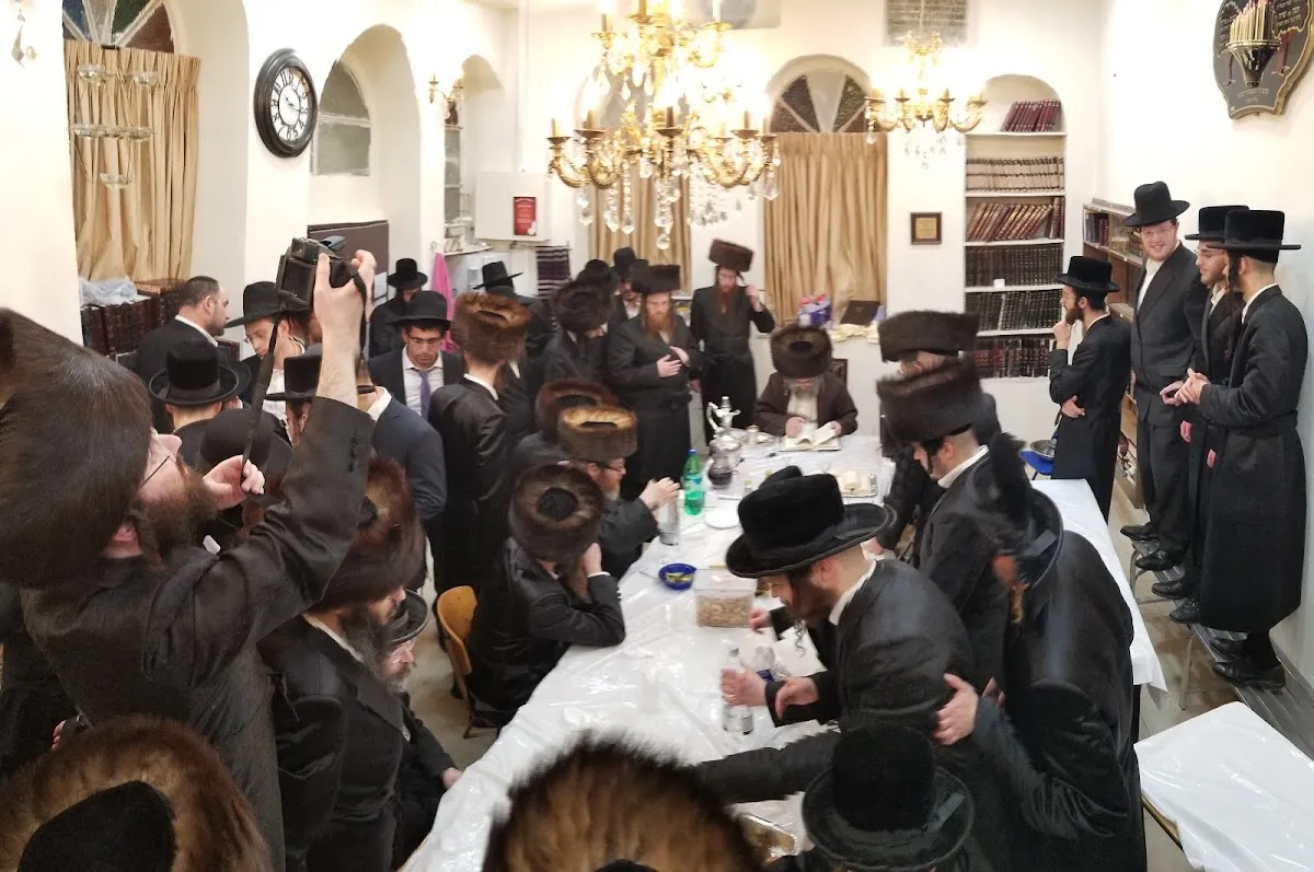 Lelov Zot Zikaron Beit Midrash and Kollel — foto 4