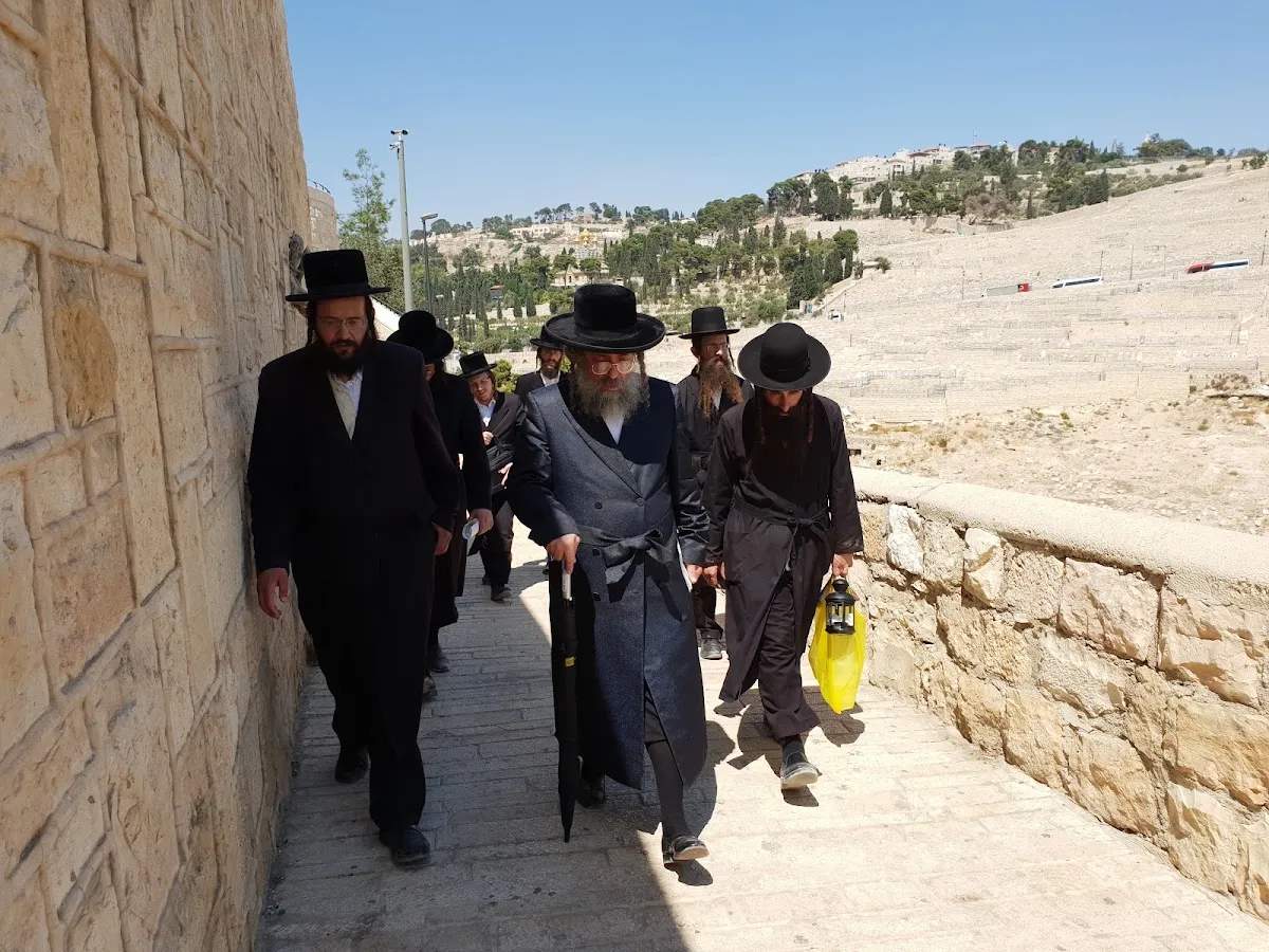 Lelov Zot Zikaron Beit Midrash and Kollel — foto 6