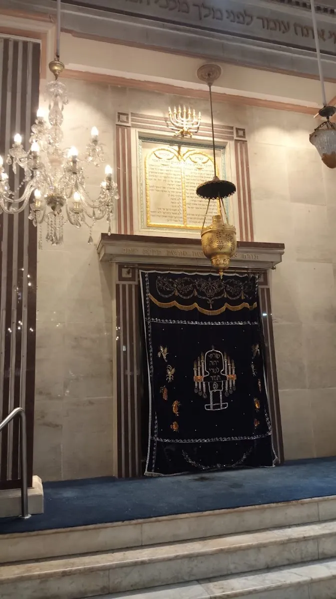 Magen Hassidim Synagogue — photo 8
