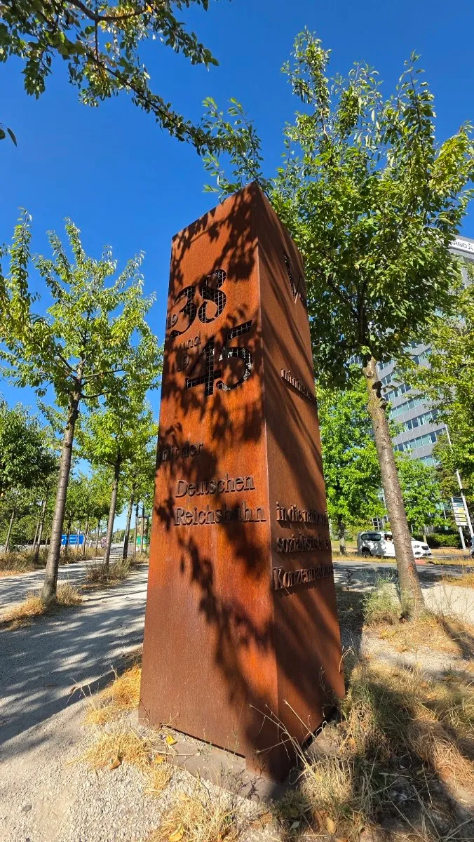 Mahnmal für 130 deportierte jüdische Kinder aus Duisburg — foto 2