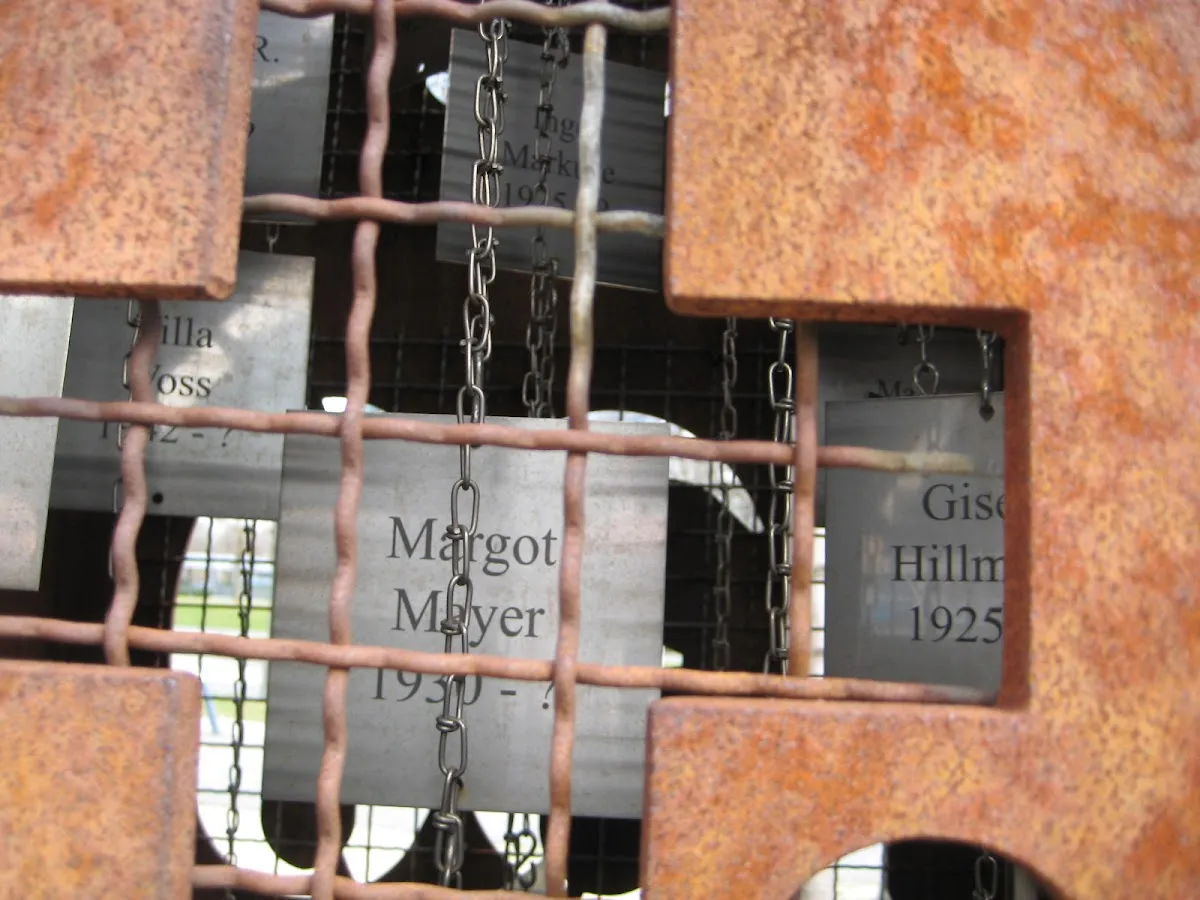 Mahnmal für 130 deportierte jüdische Kinder aus Duisburg — foto 6