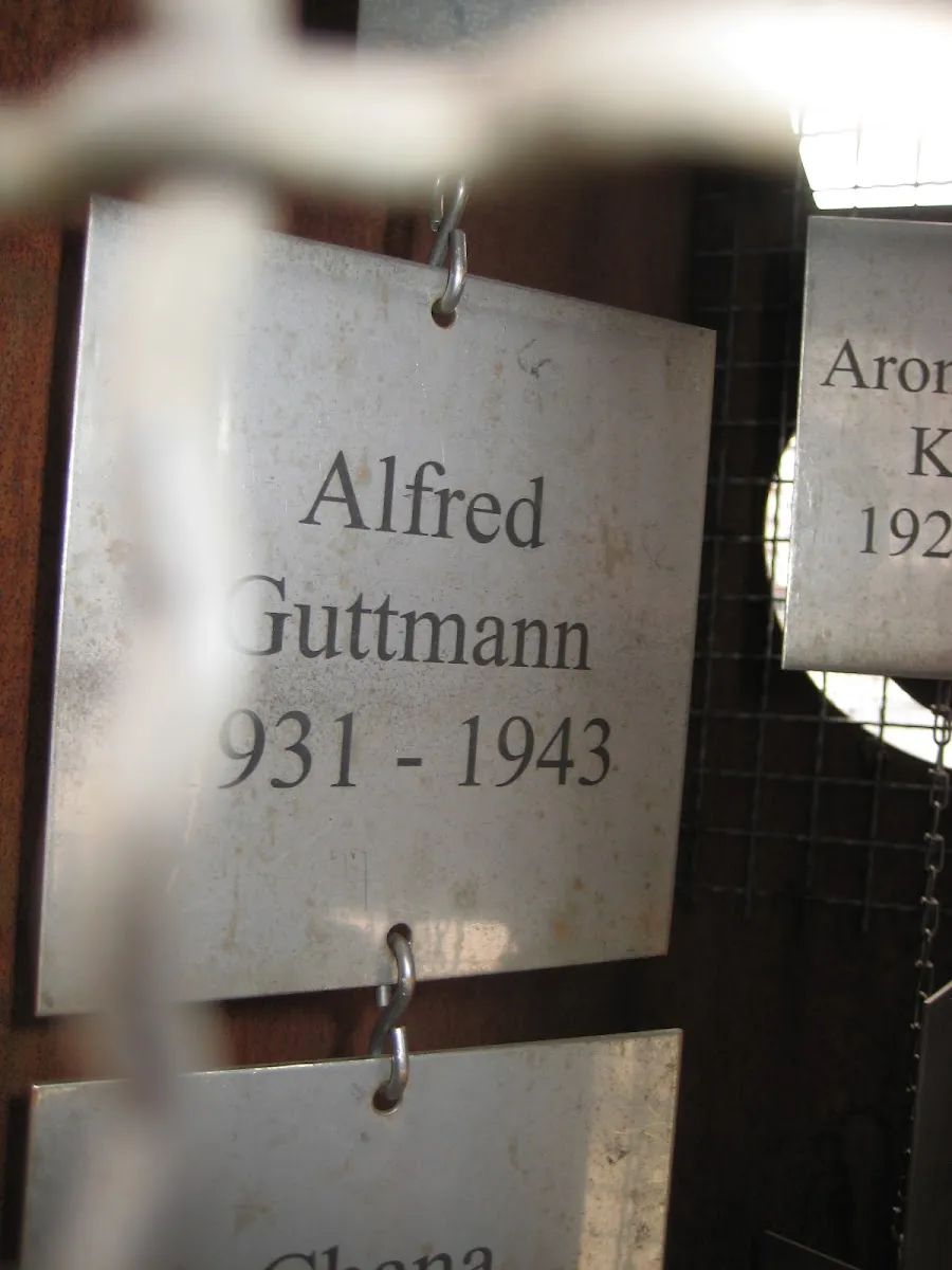 Mahnmal für 130 deportierte jüdische Kinder aus Duisburg — foto 8