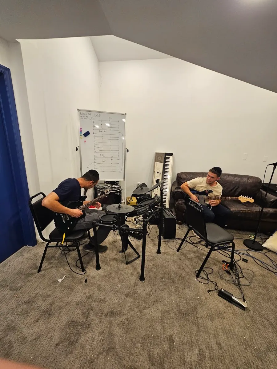 Minyan Shelanu — foto 7