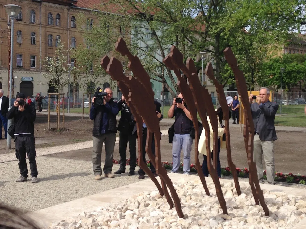Emlékmű a magyar kényszermunkás egységek zsidó holokauszt-áldozatainak — foto 5