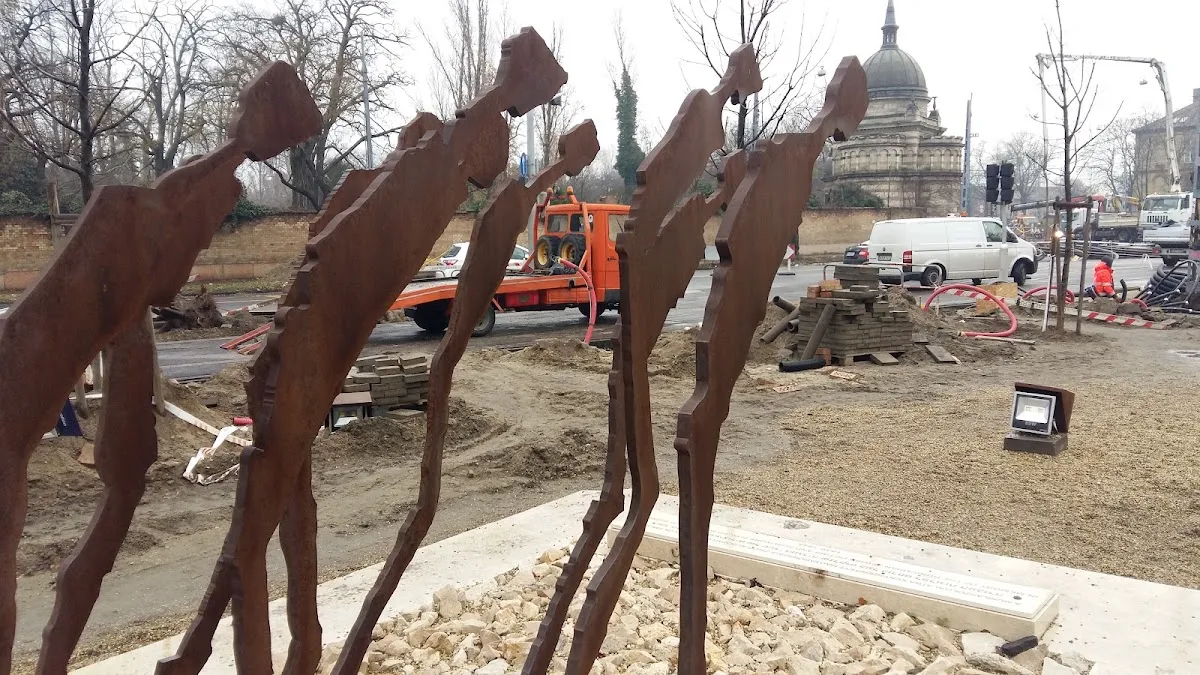 Emlékmű a magyar kényszermunkás egységek zsidó holokauszt-áldozatainak — foto 7
