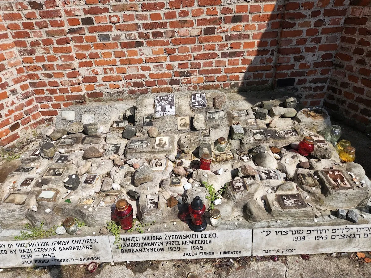 Pomnik Dzieci Ofiar Holokaustu — foto 2