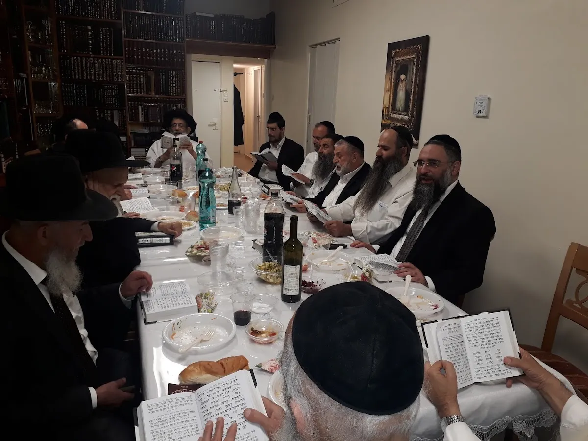 Neve Yitzchak Central Synagogue (Vatikin Minyan)
