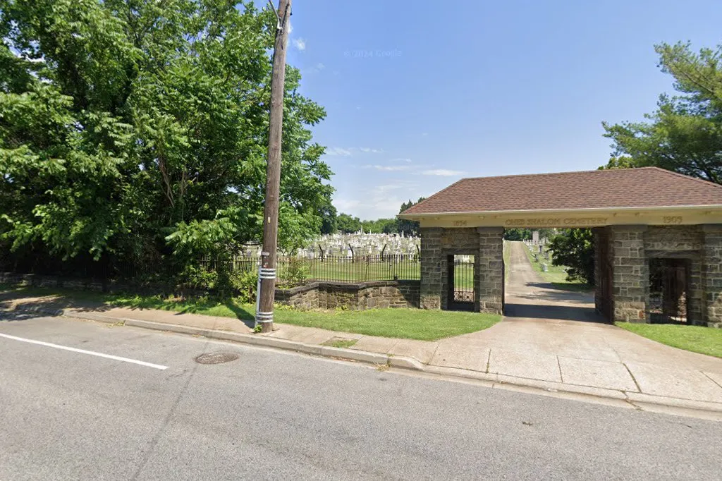 Oheb Shalom Cemetery (6180 O'Donnell St) — foto 3