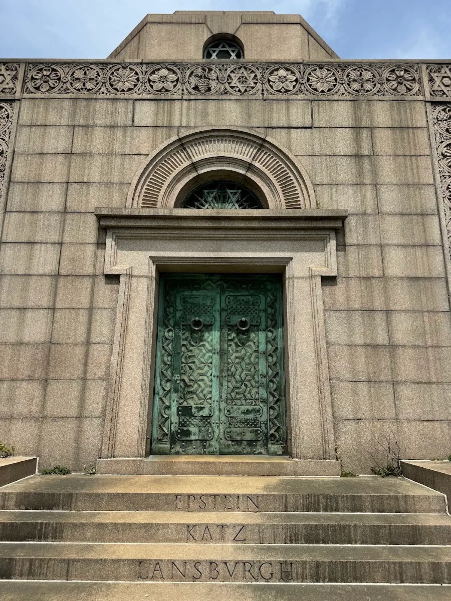 Oheb Shalom Cemetery (7FM5+22) — foto 4