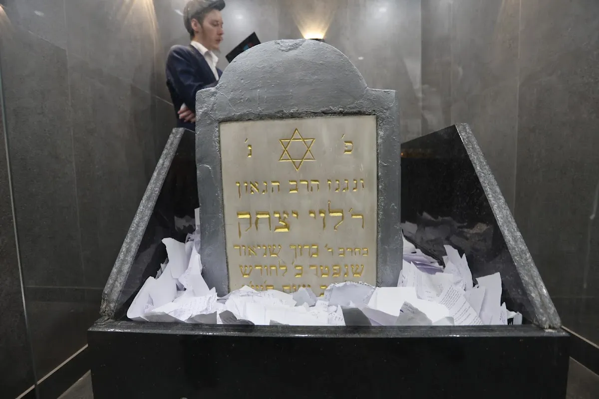 Ohel of Rabbi Levi Yitzchak Schneerson — foto 5