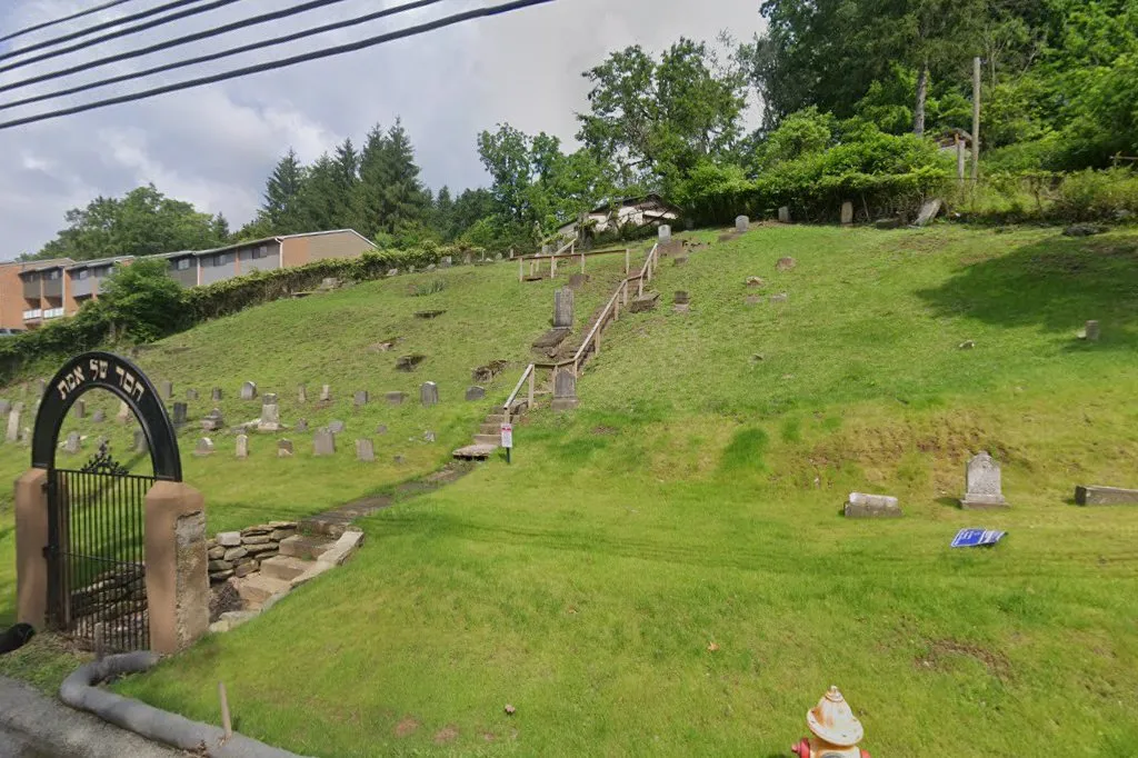 Old Chesed Shel Emeth Cemetery