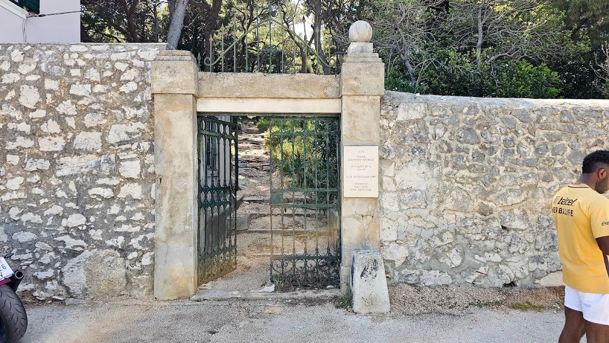 Old Jewish cemetery — photo 7