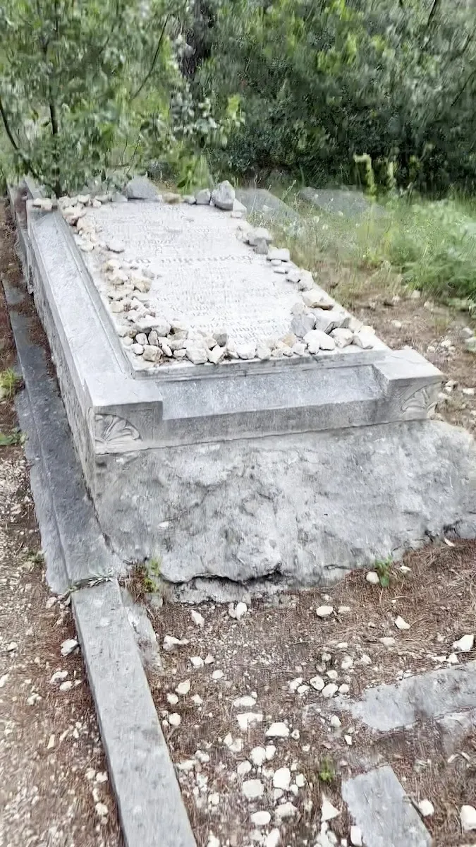 Old Jewish cemetery — photo 8