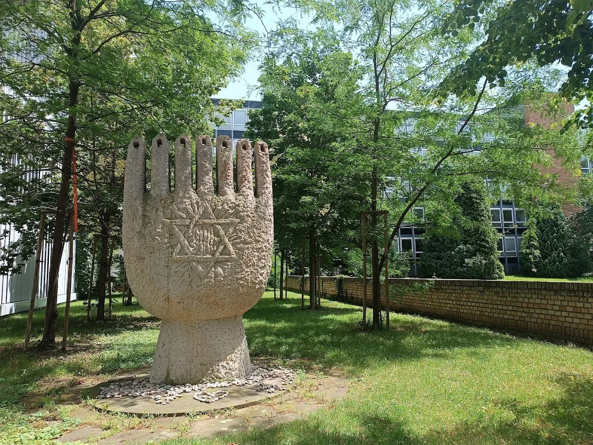 Památník synagogy a obětí z okupačního transportu — foto 7