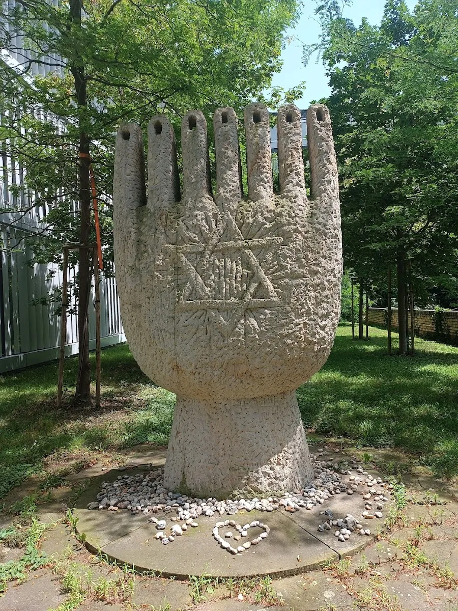 Památník synagogy a obětí z okupačního transportu — foto 8