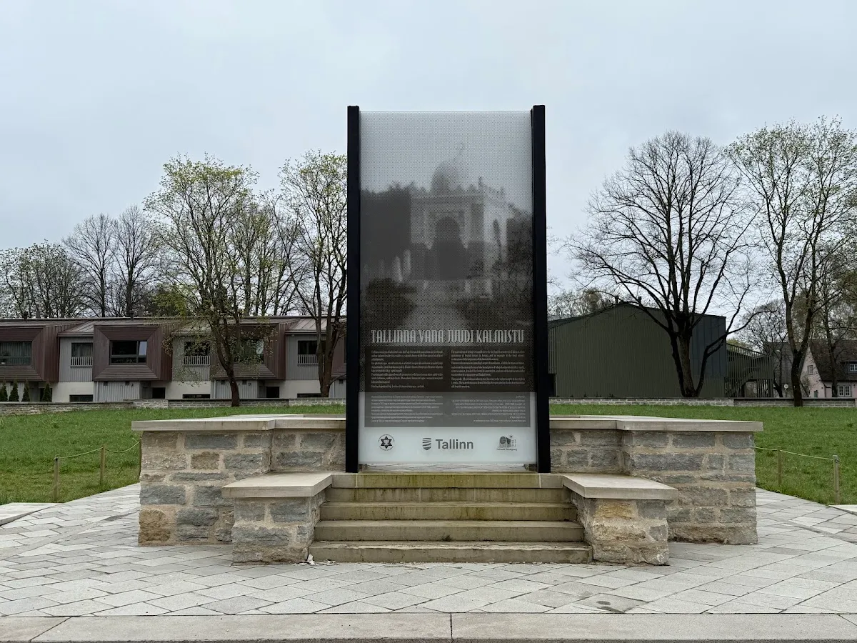 Parque del Viejo Cementerio Judío de Tallin — foto 6