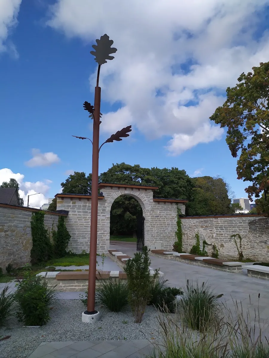 Parque del Viejo Cementerio Judío de Tallin — foto 9