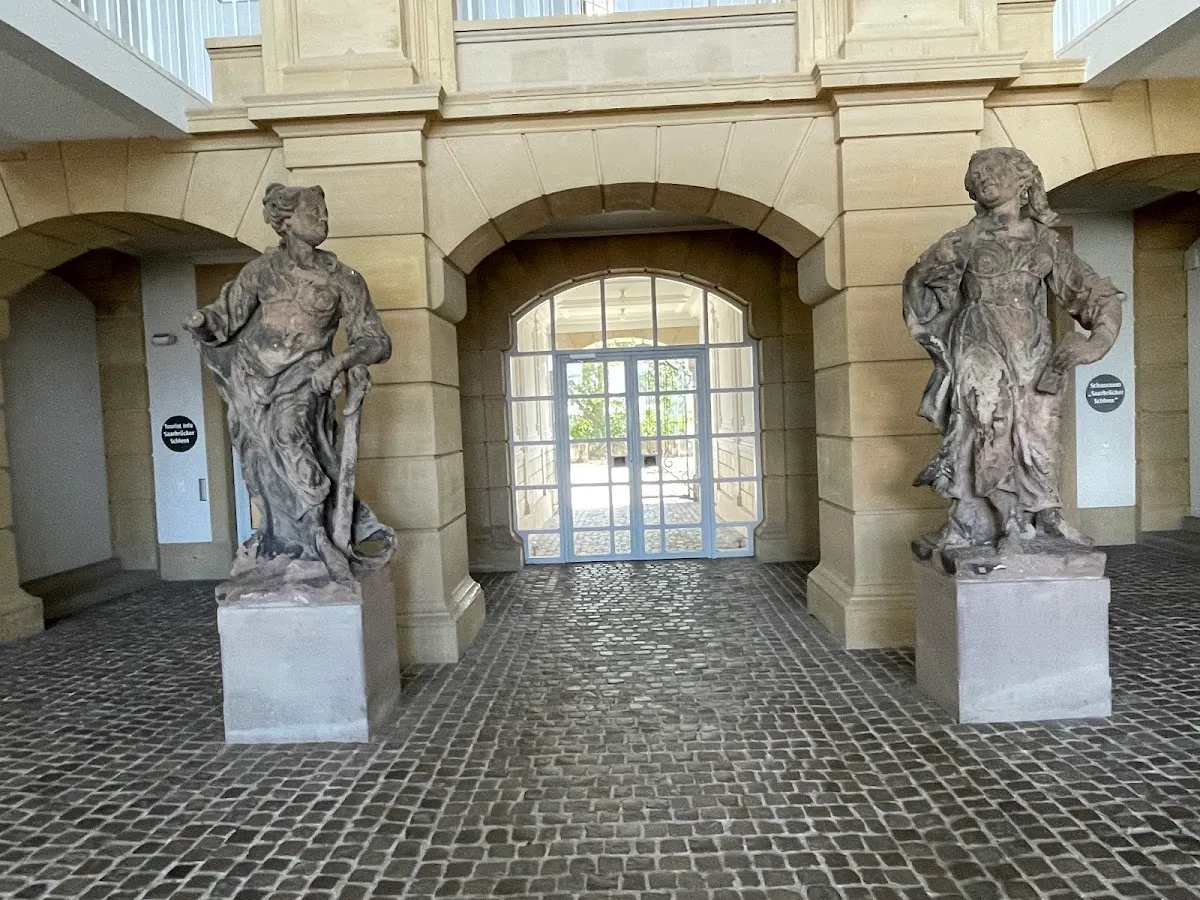Platz der Erinnerung - Synagogenvorplatz Saarbrücken mit Band der Erinnerung — foto 3