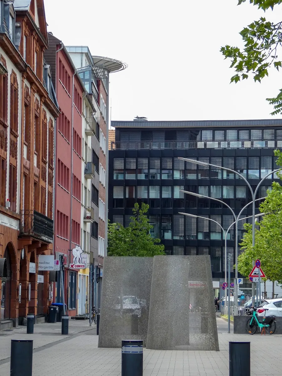Platz der Erinnerung - Synagogenvorplatz Saarbrücken mit Band der Erinnerung — foto 4