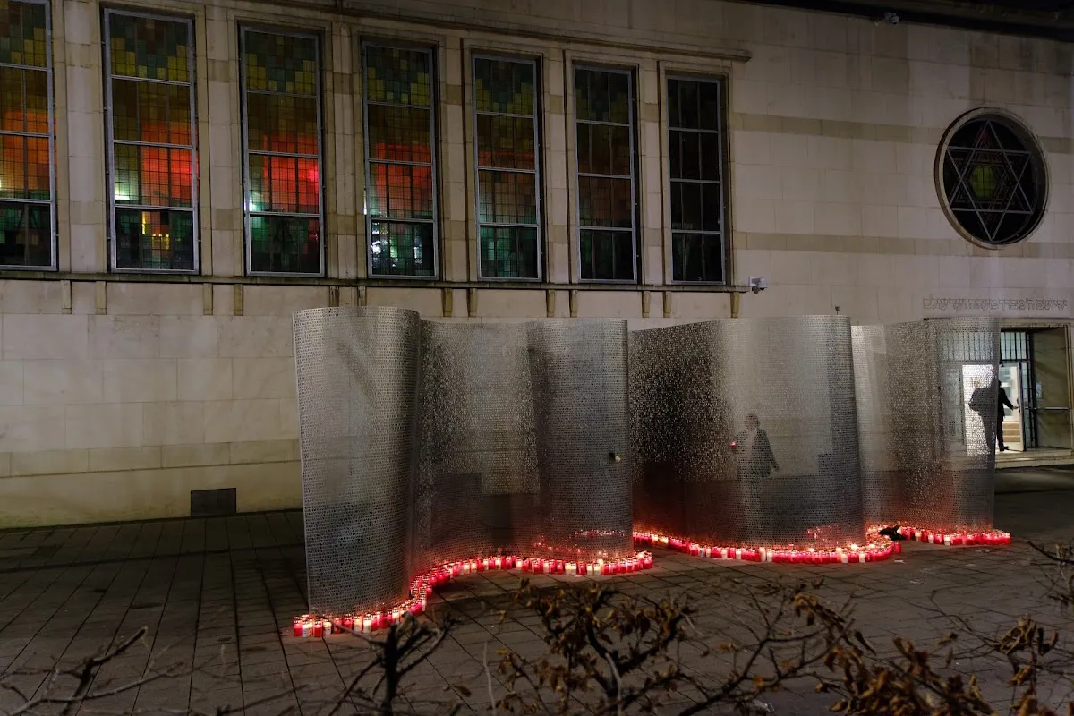 Platz der Erinnerung - Synagogenvorplatz Saarbrücken mit Band der Erinnerung — foto 6
