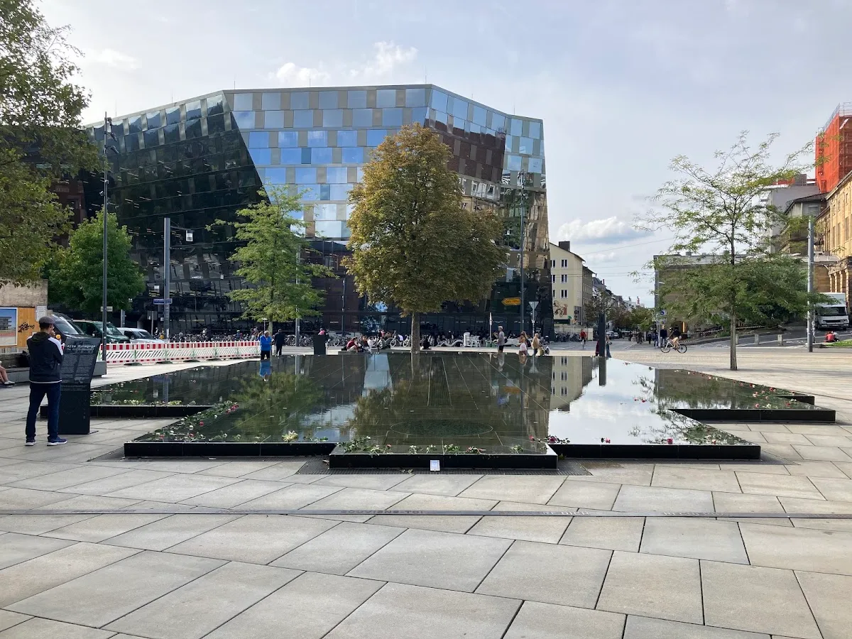 Plaza de la antigua Sinagoga — foto 7