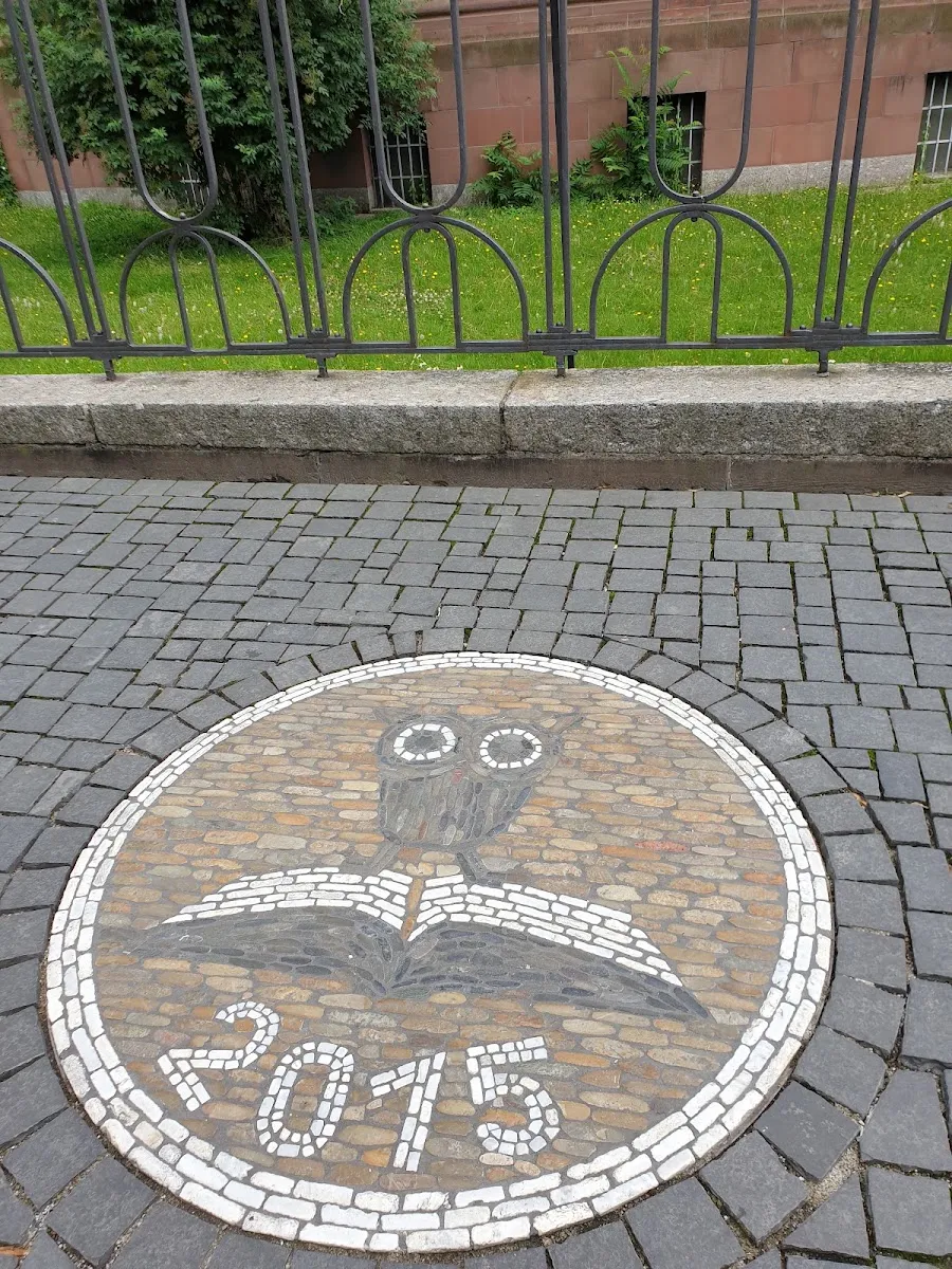 Plaza de la antigua Sinagoga — foto 10