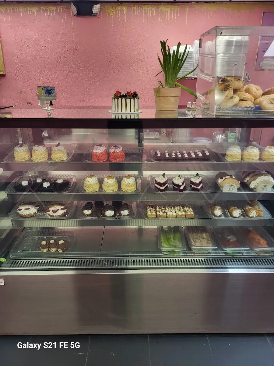 R and B Kosher Bakery