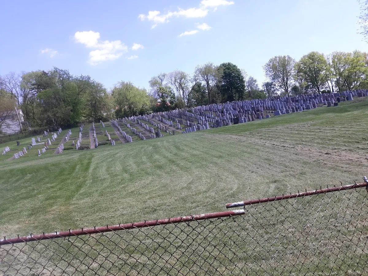 Shaare Torah Cemetery — foto 9