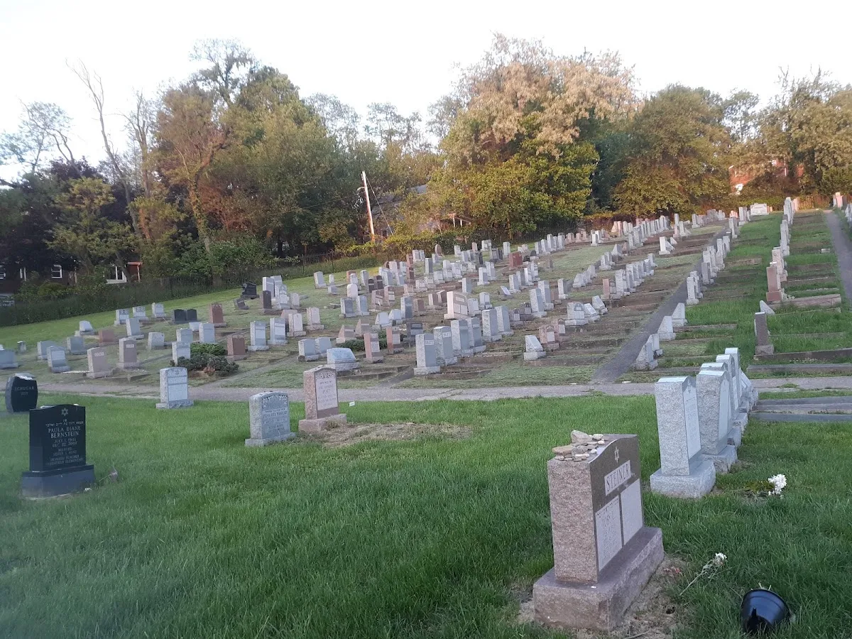 Shaare Torah Cemetery — foto 10
