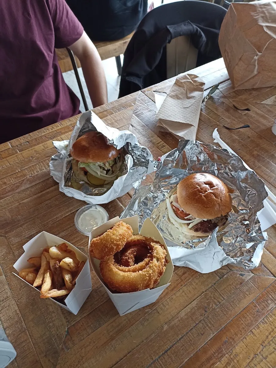 Sheli's Burgers & Fried Chicken — foto 2