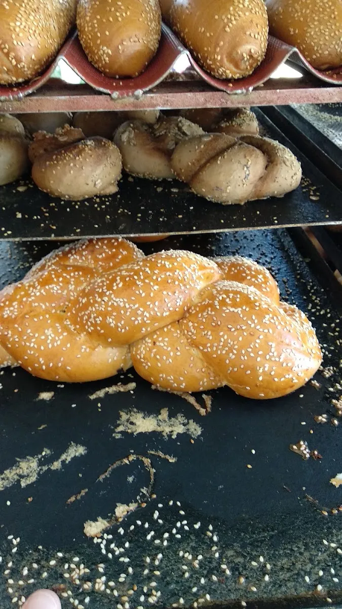 Shnei HaOfim Bakery