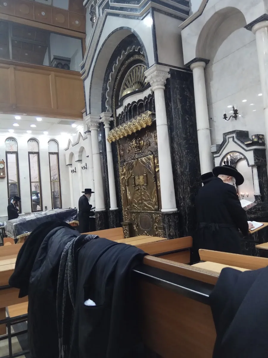 Shomrei Emunim Beit Midrash — foto 3