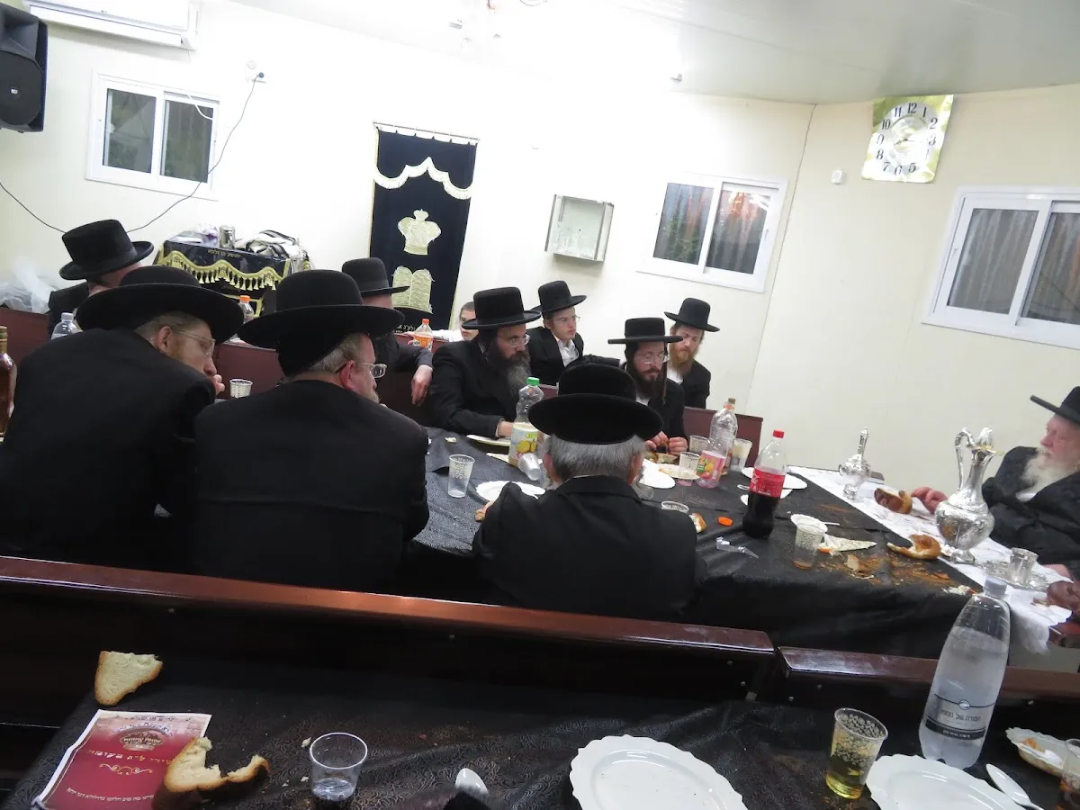 Shomrei Emunim Chasidim Beit Midrash — foto 3