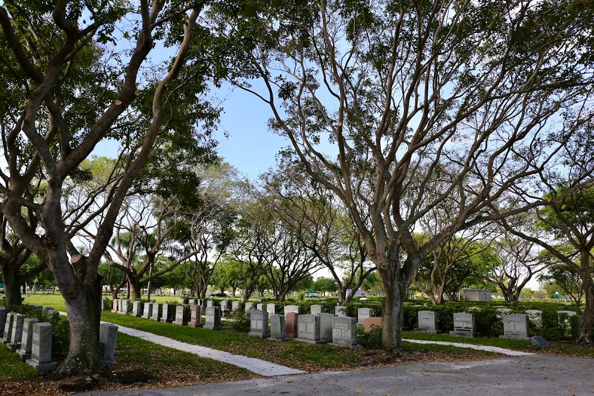 Star of David Memorial Gardens — foto 10