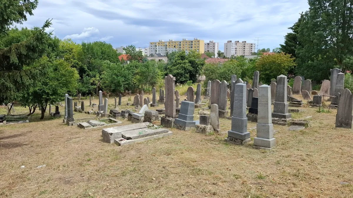Starý židovský cintorín Lučenec — foto 10