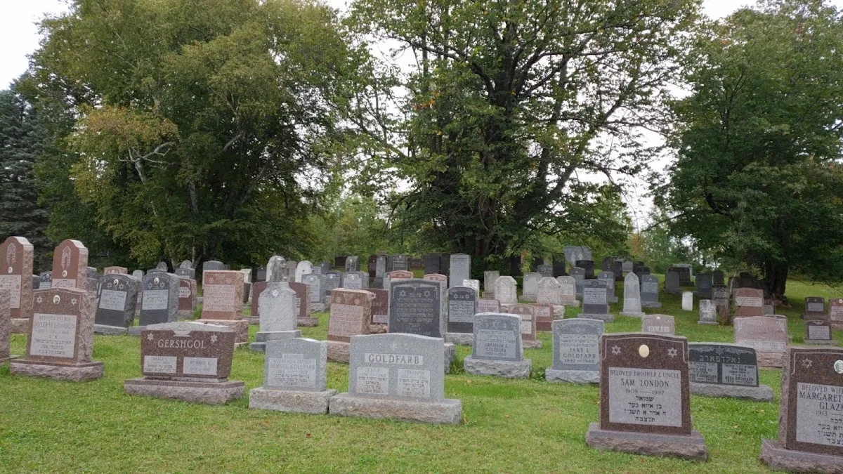 Temple Israel Cemetery / Shaaritzedek Maple Grove Cemetery — foto 7