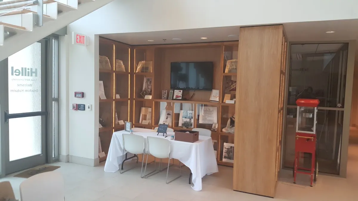 Texas A&M A.I. & Manet Schepps Hillel Center — foto 5