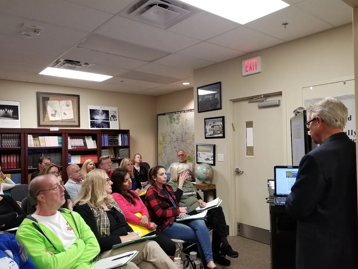 The Sperling Kronberg Mack Holocaust Resource — foto 4