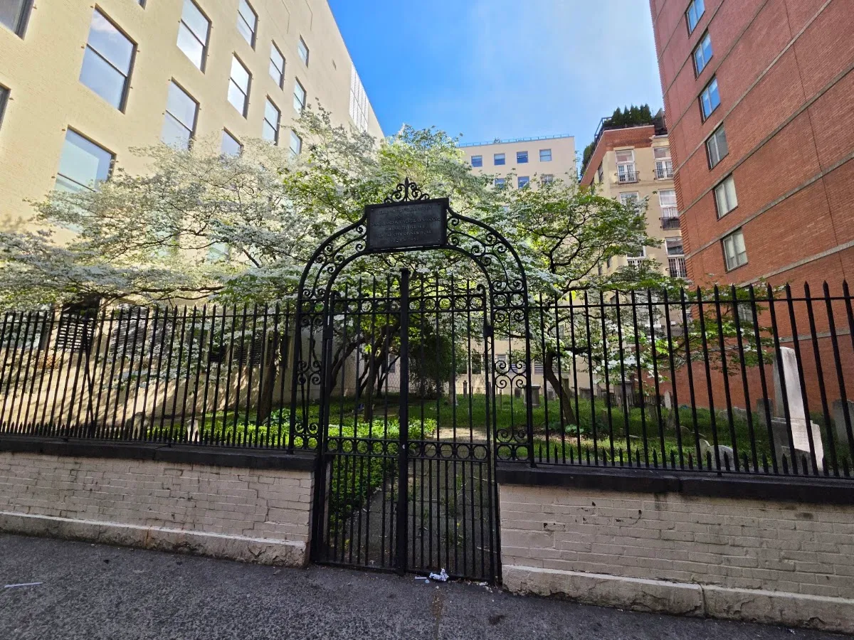 Third Cemetery of the Spanish and Portuguese Synagogue — foto 2