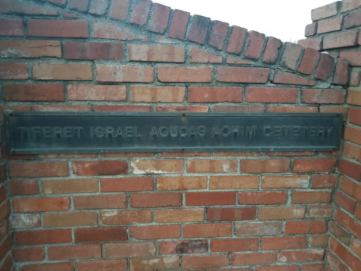 Tiferet Israel-Agudas Achim Cemetery — foto 7
