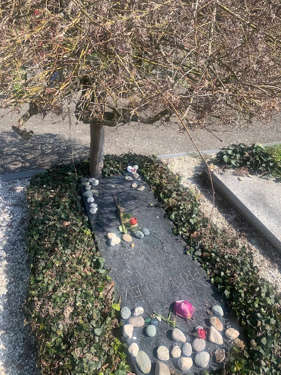 Tumba de Primo Levi — foto 3