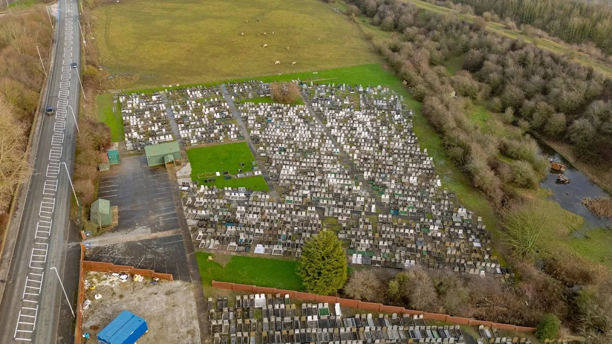 UHC Gildersome Cemetery — foto 7