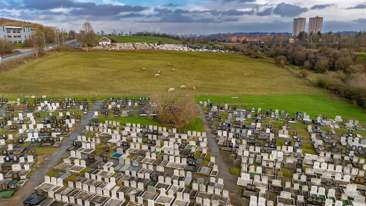 UHC Gildersome Cemetery — foto 9