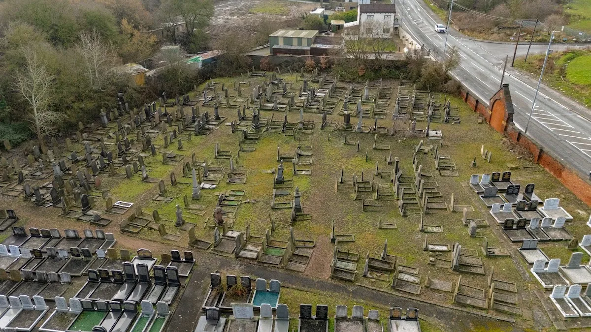 UHC Gildersome Cemetery — foto 10